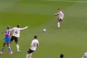 你在干嘛！范迪克示意科爾克茲大腳解圍，后者送邊線球?qū)е卤唤^殺