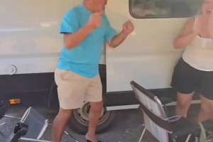 兒子進球啦！居勒爾父母看到兒子進球后非常激動