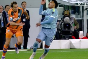 尤文多打一人！德容恩放倒麥肯尼！兩黃變一紅離場！