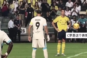 C羅和本澤馬在開球前沒有交流，但C羅一直在注視著本澤馬??
