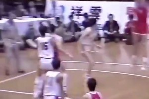 這身體素質(zhì)！馬健當(dāng)年在國(guó)家隊(duì)首秀，登場(chǎng)不久就貢獻(xiàn)雙手暴扣！