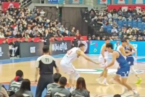 楊瀚森背打把135kg的李炎哲懟飛，網(wǎng)友說這是進攻犯規(guī)？