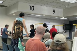 打算開(kāi)啥車(chē)？網(wǎng)友考駕照時(shí)偶遇楊瀚森 女友罕見(jiàn)出鏡