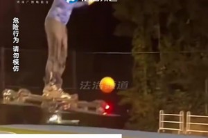 男子站在無(wú)人機(jī)上投籃，結(jié)果球反彈到無(wú)人機(jī)上失衡摔落