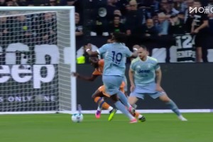 尤文丟球！阿季奇?zhèn)髑虮粩啵√K萊馬納連續(xù)虛晃抽射遠角破門！