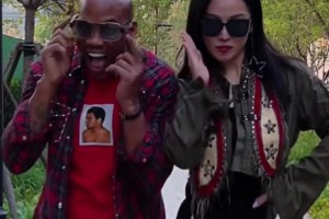 馬嫂身材還是闊以的！馬布里和中國(guó)妻子在小區(qū)內(nèi)玩T臺(tái)走秀~