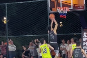 王哲林直呼內(nèi)行！這位大哥快攻籃下連刷6次才投中 包括多次空籃