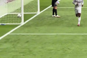 感情好??居萊爾進(jìn)球后，姆巴佩與貝林厄姆跑向助攻的維尼修斯