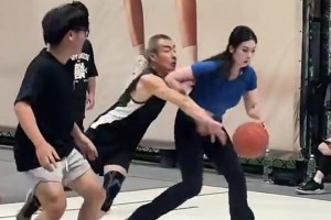 大爺面對(duì)野球場(chǎng)肘姐，那是真防?。〉_實(shí)力不從心！??