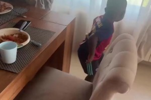 可可愛愛！亞馬爾弟弟展示自學的舞蹈，把亞馬爾逗笑了