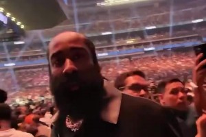 這人故意的吧??離場時遭誤認成勒布朗，哈登一臉不悅推開球迷！