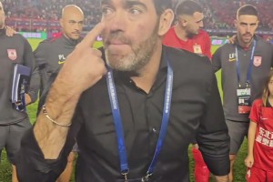 補時連進兩球絕平！實拍：亞泰主帥蘇亞雷斯賽后激情講話??