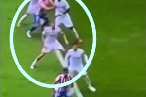 皇馬博主：馬競(jìng)第一個(gè)進(jìn)球，對(duì)楚阿梅尼拉拽犯規(guī)VAR看不到？