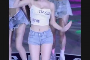 確實(shí)養(yǎng)眼?。??寶島聯(lián)賽美女啦啦隊(duì)長(zhǎng)梓梓，中場(chǎng)性感熱舞！