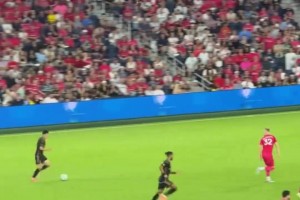 降維打擊！孫興慜梅開二度，看臺(tái)上的韓國小姐姐開心到起飛??