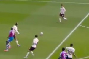 外網熱議！科爾克茲最后不敢右腳解圍，扭著身體送水晶宮邊線球，隨后被絕殺