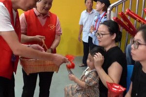 把祝福編進(jìn)中國(guó)結(jié)！這波村里60、70歲老人打造中式浪漫你接到了嗎