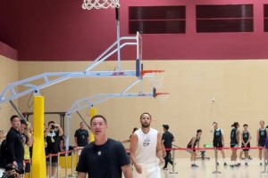 詹?。哼@輪比賽有9個90分鐘后的進(jìn)球，英超刮起了肌肉復(fù)古風(fēng)