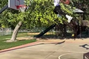 擱家開商場(chǎng)呢？布克車庫(kù)墻上滿是球衣球鞋珍藏！甲亢哥看傻了都！