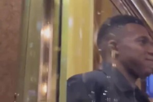 皇馬球員抵達酒店，姆巴佩不斷和阿拉木圖的球迷打招呼