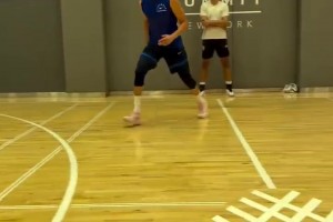 這個造型顯得年輕多了！克萊在紐約最新個人訓(xùn)練