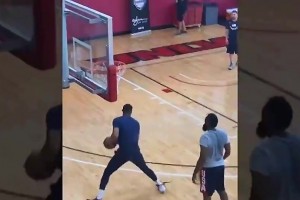 名場(chǎng)面：威少當(dāng)著哈登的面，滑稽模仿他的后撤步！登哥都懵了??