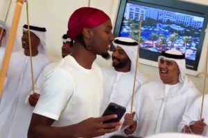 76人全隊(duì)抵達(dá)阿布扎比參加NBA季前賽 保羅喬治穿搭太帥了