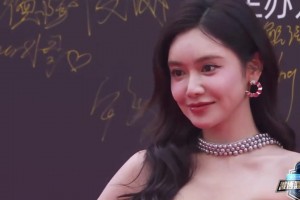 籃球界顏值博主！美娜一身銀色禮服出席微博之夜活動 身材真好啊