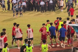 贛超賽場不和諧一幕：景德鎮(zhèn)球迷從看臺瘋狂投擲雜物??