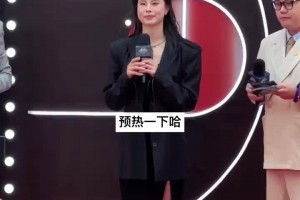 有點帥哈！王思雨一身黑色的西服穿搭現(xiàn)身微博之夜活動~