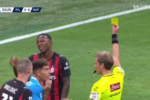 米蘭十人作戰(zhàn)！埃斯圖皮尼安送紅點(diǎn)套餐！德布勞內(nèi)點(diǎn)射破門(mén)！