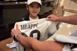 追星成功！阿拉木圖小球迷在酒店等到凌晨，終于拿到了姆總簽名