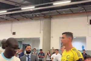 不是很熟？坎特從C羅旁邊經(jīng)過，沒有互動??