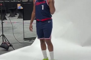 這球轉的不錯哈！快船媒體日 詹姆斯-哈登展示手活~