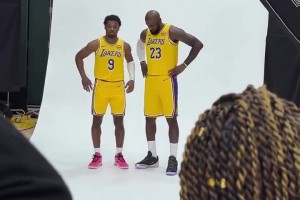 湖人媒體日 八村塁拿著手機(jī)偷拍詹姆斯和布朗尼父子的定妝照~