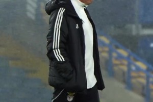 故地重游！穆里尼奧賽前獨(dú)自踩場斯坦福橋，滿眼熟悉皆過往