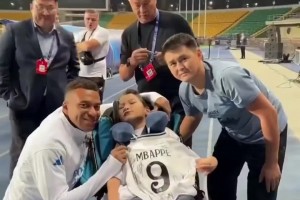 溫情時刻！姆巴佩踩場時給阿拉木圖的殘疾小球迷簽名并互動留念