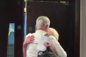 老友重聚！穆里尼奧給切爾西老員工康尼利一個(gè)大大的擁抱