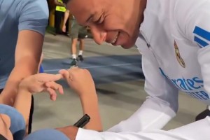 皇馬球員為阿拉木圖小球迷簽名，原來姆總一直用左手寫字??