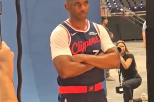 快船媒體日 保羅拍定妝照！炮哥一開始看著好嚴(yán)肅哈~