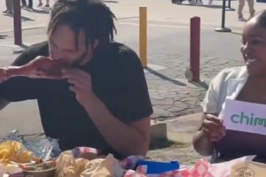 看餓了！萊弗利此前帶著弗拉格在德州博覽會上嗨吃！