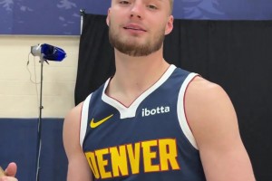 和濃眉再聚首！拉塞爾身披獨(dú)行俠5號球衣拍攝定妝照