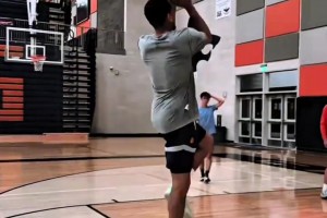 布克不是說下個(gè)科比嗎？楊毅：他沒有科比的身體素質(zhì)和強(qiáng)硬的球風(fēng)