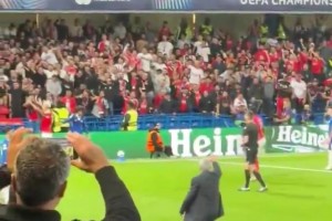 穆里尼奧走向底線，讓本菲卡球迷不要向前本菲卡球員恩佐扔?xùn)|西