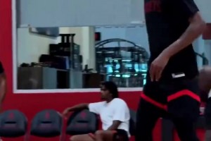 訓(xùn)練營(yíng)第一天，庫(kù)里已經(jīng)進(jìn)入狀態(tài)！