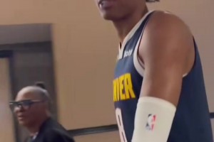 這是真大王！約基奇媒體日拿起“大王”撲克牌拍照