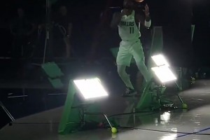 人球合一！歐文連拍個定妝照都要秀下運(yùn)球??