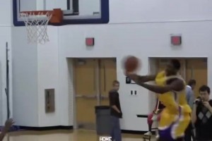 這身體天賦是真明顯?。《鞅鹊鲁醯矫绹鴷r(shí)的打球視頻！