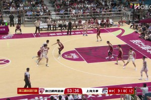 攔都攔不住??！張鎮(zhèn)麟抱著球往籃下沖，浙江兩個(gè)人沒(méi)防下來(lái)，還賠了個(gè)2+1！