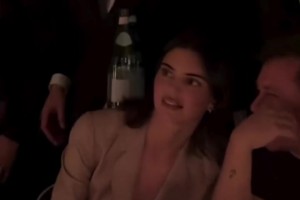 布克看了會(huì)后悔嗎？詹娜性感穿著與男性友人親密交談